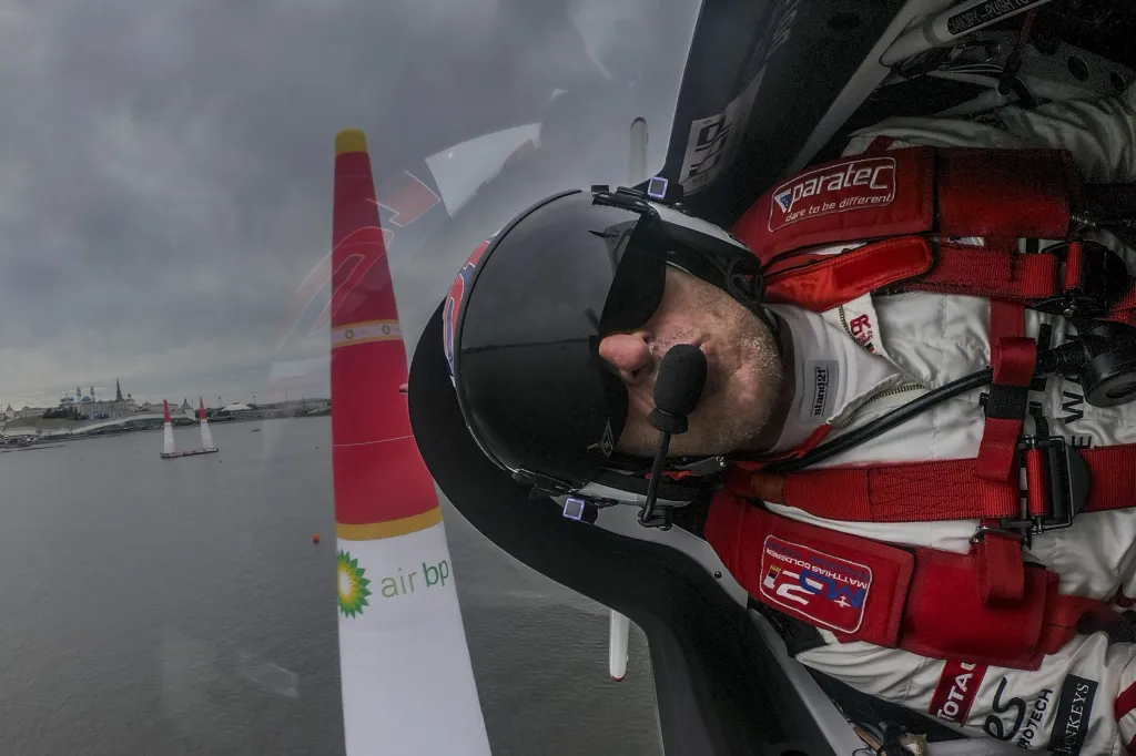 Piloti jsou schopni kličkovat mezi kužely při rychlosti 400 kilometrů za hodinu.