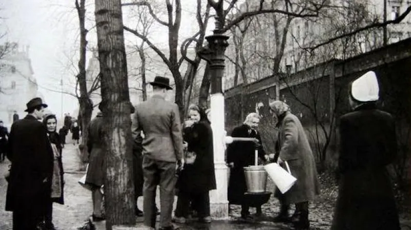 Po únorovém náletu chodili mnozí Pražané pro vodu k obecním pumpám