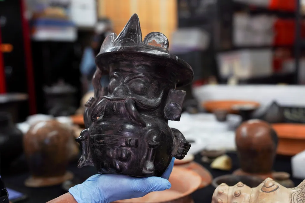 Archeolog Sergio Gomez ukazuje nádobu tvarovanou podle podoby aztéckého boha vody Tlaloca. Ta byla nalezena uvnitř dva tisíce let starého tunelu, postaveného pod pyramidou Opeřeného hada v Teotihuacánu v Mexiku. Archelolog se domnívá, že nádoba mohla sloužit k zasvěcování nových vládců
