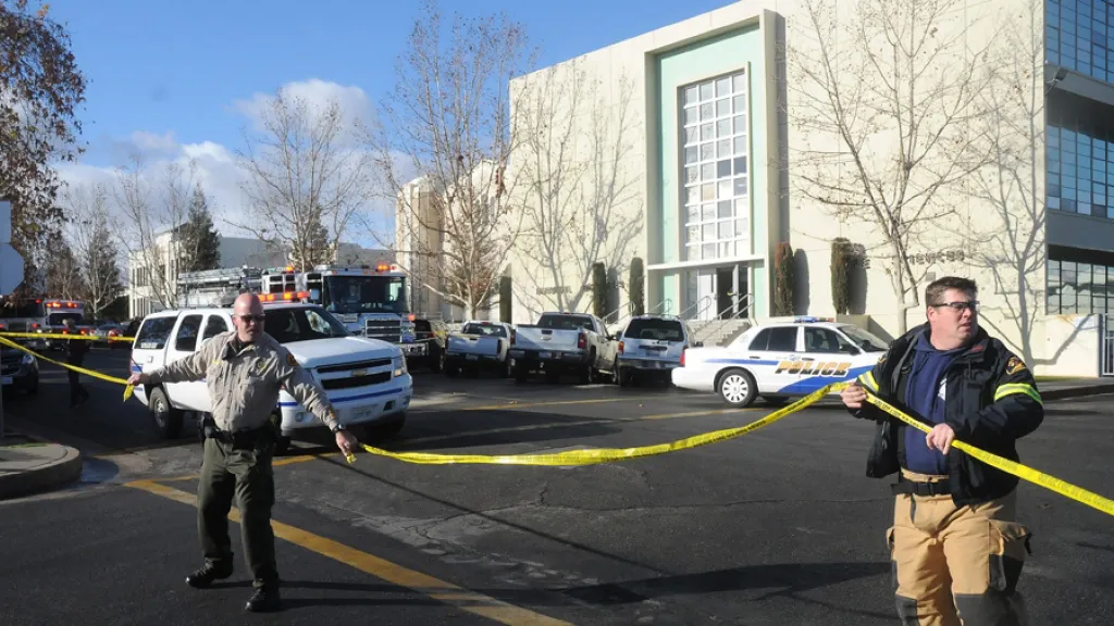 Policisté před školou v Taftu