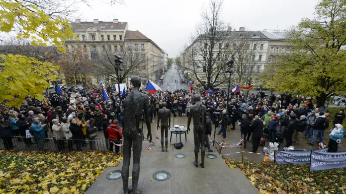 Demonstrace s názvem Pravda nemá alternativu u Pomníku obětem komunismu na pražském Újezdě