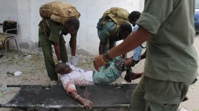 Zraněný při útoku na soudní areál v Mogadišu (duben 2013)
