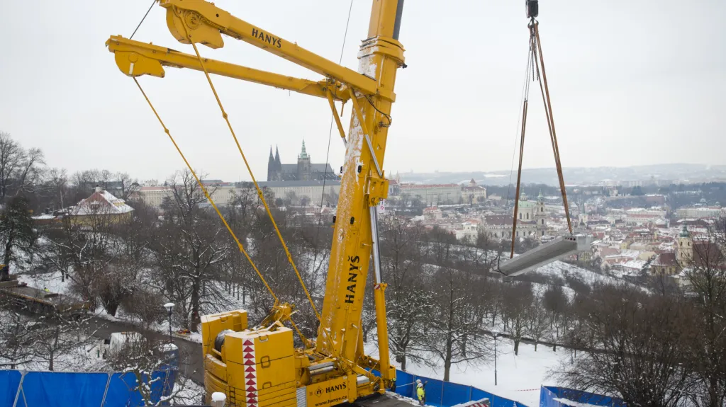 Jeden z největších mobilních jeřábů v Česku ve stanici lanovky Nebozízek