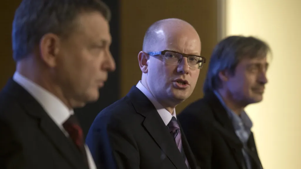 Ministr zahraničí Lubomír Zaorálek, premiér Bohuslav Sobotka a ministr obrany Martin Stropnický po jednání předsednictva Bezpečnostní rady státu