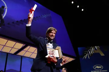 Zlatou palmu získal v Cannes Trojúhelník smutku švédského režiséra Östlunda