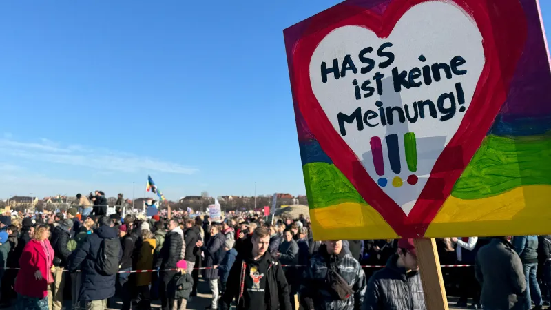 Na plakátu je vidět heslo „Nenávist není názor!“