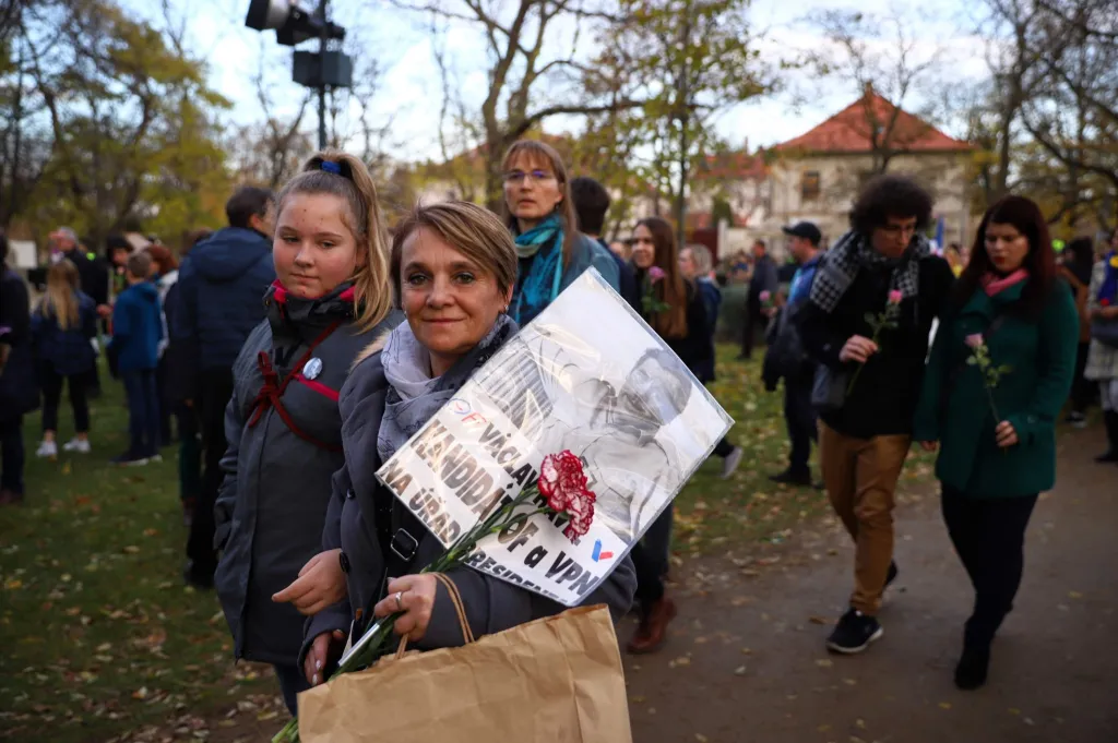 Oslavy 17. listopadu v pražských ulicích