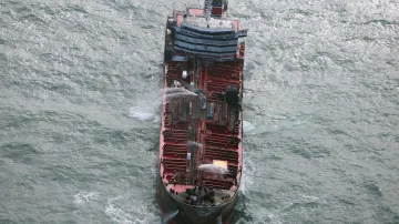 Tanker po srážce s kontejnerovou lodí u břehů východní Anglie