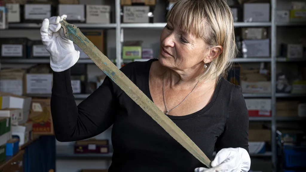Archeoložka Martina Beková s nalezeným bronzovým mečem