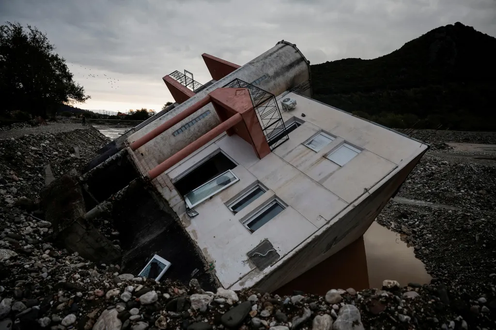 Zatopené školy, zpustošené domy a špinavé ulice. Řecko se snaží vypořádat s dopady bouře Daniel