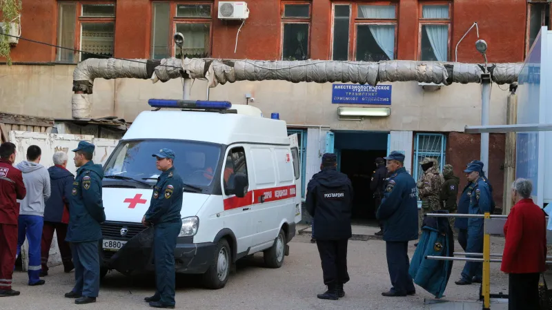 Policie asistuje při převozu zraněných