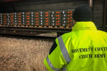 Druhý vlak s vojenskou pomocí dorazil na Ukrajinu, v krajích vzniknou asistenční centra