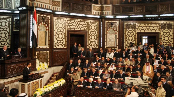 Projev Bašára Asada v syrském parlamentu v Damašku v roce 2007