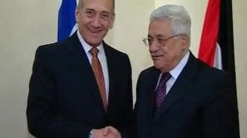 Ehud Olmert a Mahmúd Abbás
