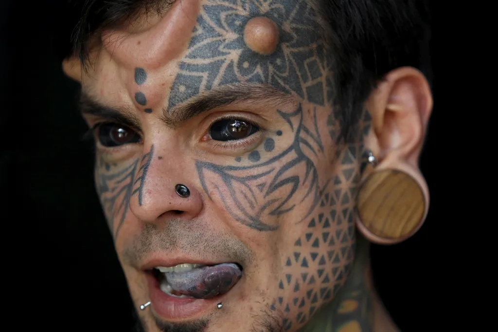 Carlos Dehaquiz se svými tělesnými ozdobami pózuje na tetovacím veletrhu Expo Tattoo Fair ve městě Medellín v jihoamerické Kolumbii.