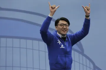 V Hongkongu pustili z vězení autora protestního sloganu, bude dál pod dohledem