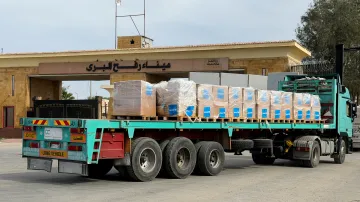 Nákladní auto s humanitární pomocí na přechodu v Rafahu