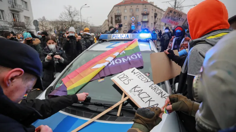 Protivládní demonstrace ve Varšavě