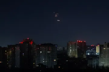 Rusko udeřilo na Kyjev, úřady hlásí oběť a zraněné