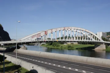Kvůli uzavírce Benešova mostu v Ústí nad Labem čekají řidiče dopravní omezení