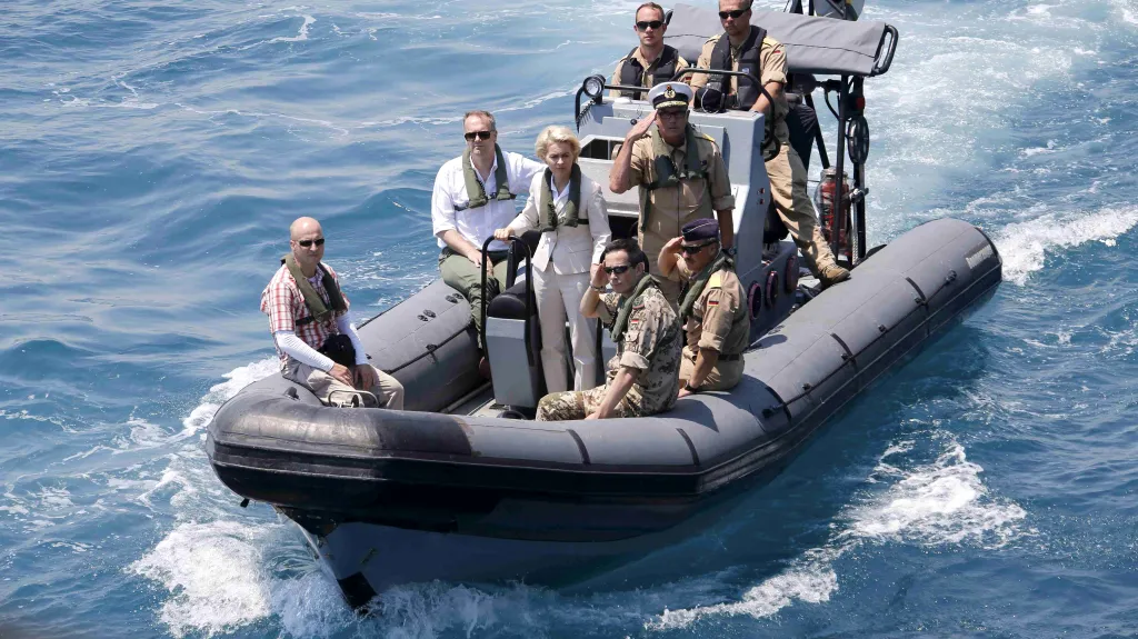 Ursula von der Leyenová na inspekci ve Středozemním moři