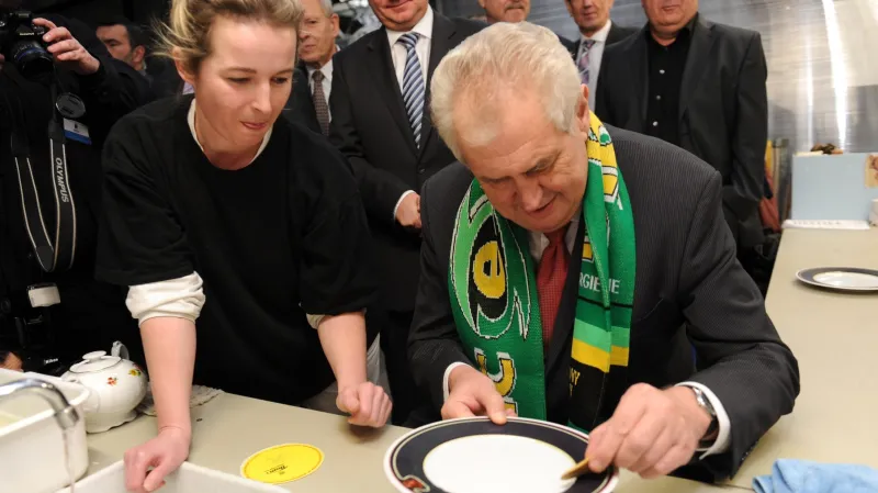 Prezident dekoruje porcelán pro Pražský hrad