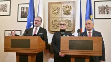 Premiér Petr Fiala (ODS), ministryně obrany Jana Černochová (ODS) a ředitel Vojenského zpravodajství Jan Beroun