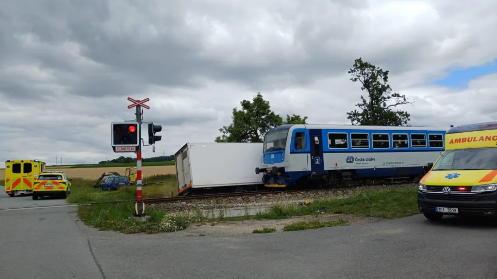 U Chýnova na Táborsku se srazil osobní vlak s nákladním autem
