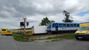 U Chýnova na Táborsku se srazil osobní vlak s nákladním autem