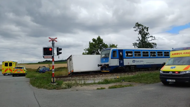 U Chýnova na Táborsku se srazil osobní vlak s nákladním autem