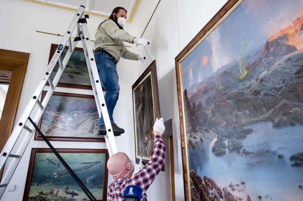 Začal se živit jako ilustrátor, převážně dobrodružné literatury. Jeho dodnes známé perokresby, kvaše a tempery doprovázely knihy Eduarda Štorcha, Jaroslava Foglara, Karla Maye či Julese Verna