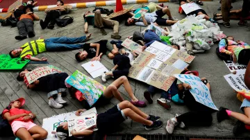 Desítky lidí si v sídle ministerstva životního prostředí v Thajsku lehly na zem a předstíraly smrt