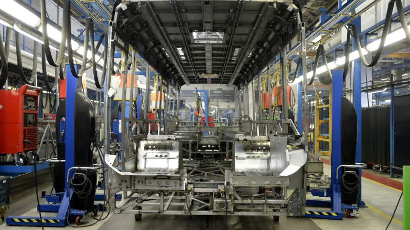 Mezi autobusy vyhrála firma Iveco. Na snímku její modernizovaná svařovna