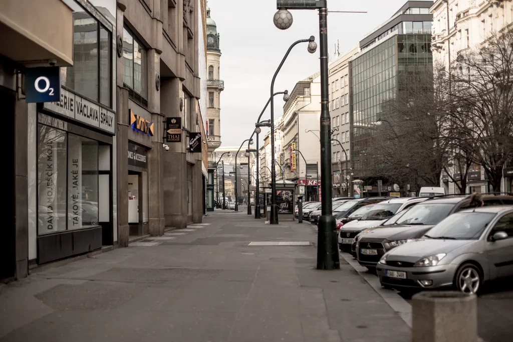 Po jindy plné Národní třídě neprocházel jediný člověk