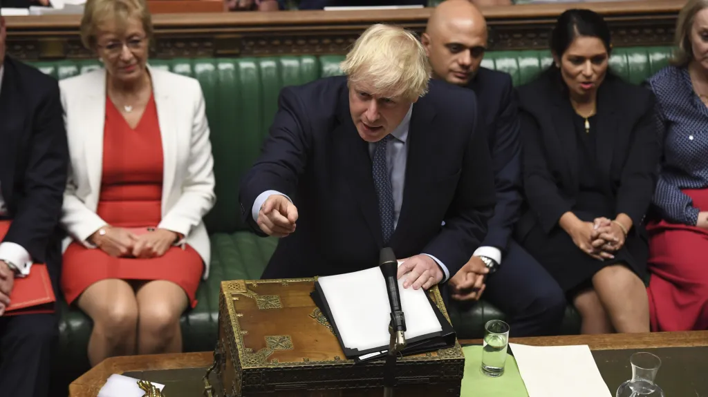 Boris Johnson při projevu v parlamentu