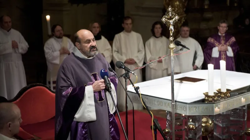 Tomáš Halík, farář akademické farnosti při rekviem za Václava Havla