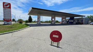 Zavřená čerpací stanice v Jevpatoriji na Krymu (11. června 2026)