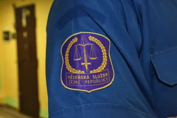Odvolací soud potvrdil podmínky pro dva dozorce z Rýnovic za trestání vězně