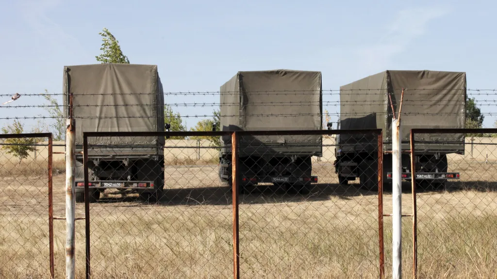 Armádní vozidla u zbrojního skladu v Bogučaru, kde má vzniknout nová ruská vojenská základna
