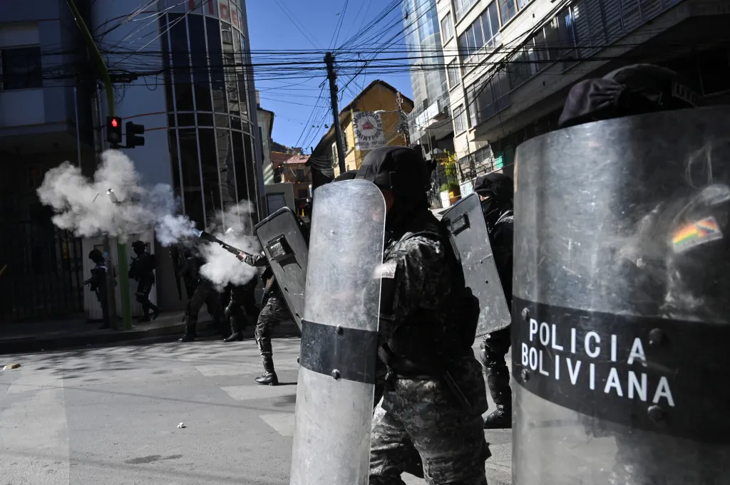 Střety se znovu rozhořely poté, co prezident podepsal opatření, jež by umožnila policii tvrdě zasáhnout proti demonstracím, se kterými se Bolívie v posledních pěti týdnech potýká, a které způsobují problémy s dopravou a mají za následek nedostatek potravin, zdravotnických potřeb i paliva