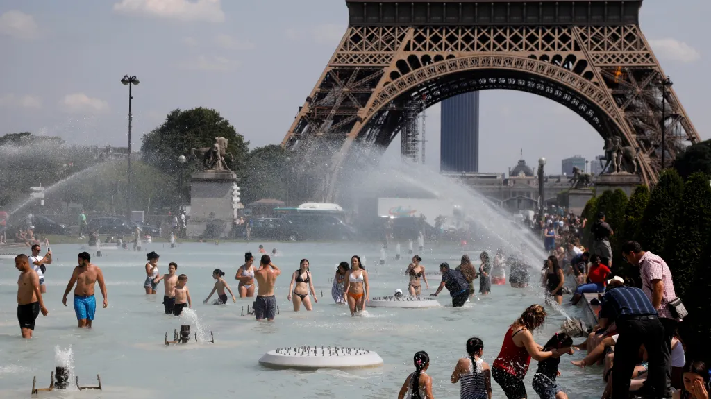 Lidé se ochlazují ve fontánách před Eiffelovou věží