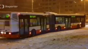 iReportér: S každým sněhem je autobus v Řepích jako na klouzačce