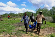 Z hromadných hrobů v Keni vyzvedávají desítky těl, patrně jde o oběti hladovějící sekty