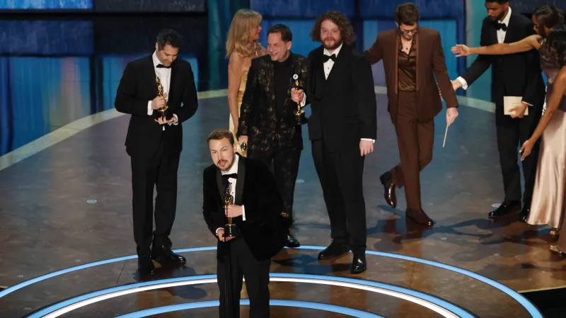 Nejlepší animovaný film: Kočičí odysea (Oscara přebírá režisér Gints Zilbalodis)