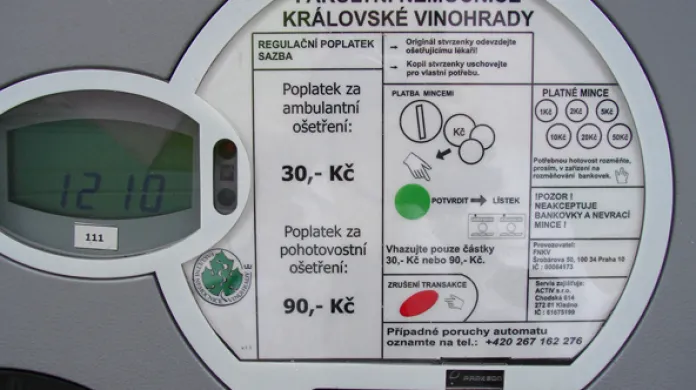 Automat na regulační poplatky, ve kterém si pacienti mohou zakoupit kupón v hodnotě 30 korun (na běžné ošetření) nebo 90 korun (pohotovostní ošetření).