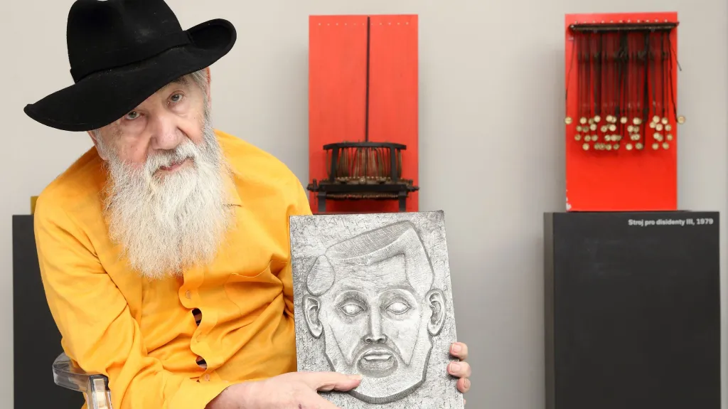 Milan Beránek se svým autoportrétem