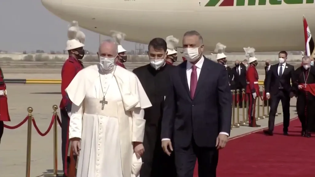 Hlava katolické církve papež František zahájil historicky první cestu do Iráku
