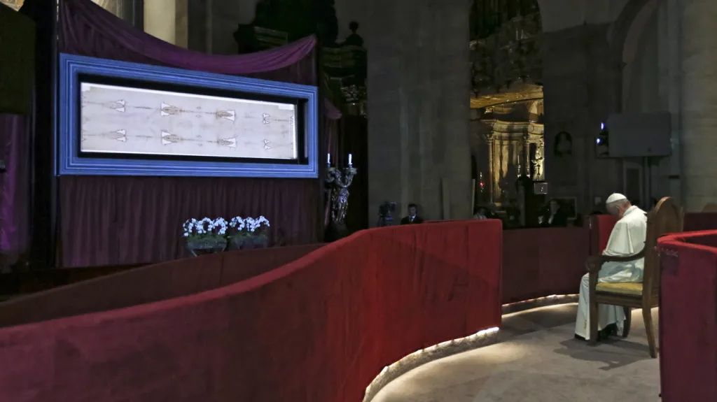 Papež František se pomodlil před turínským plátnem