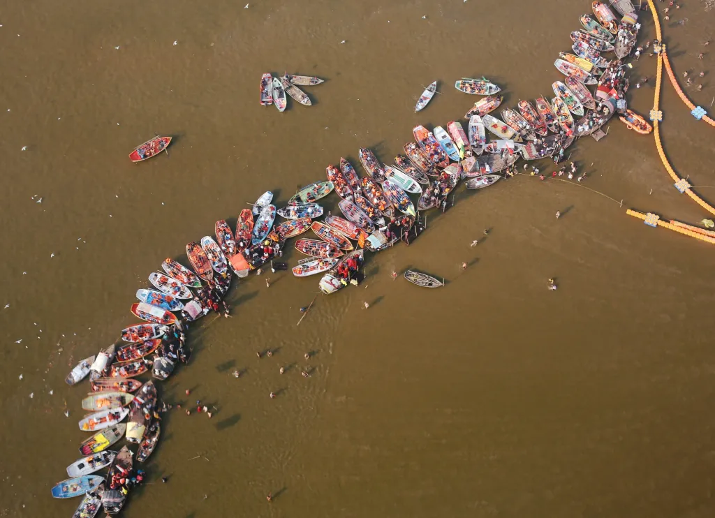 Lidé se koupou na soutoku řek Gangy, Yamuny a Saraswati během festivalu v Indii