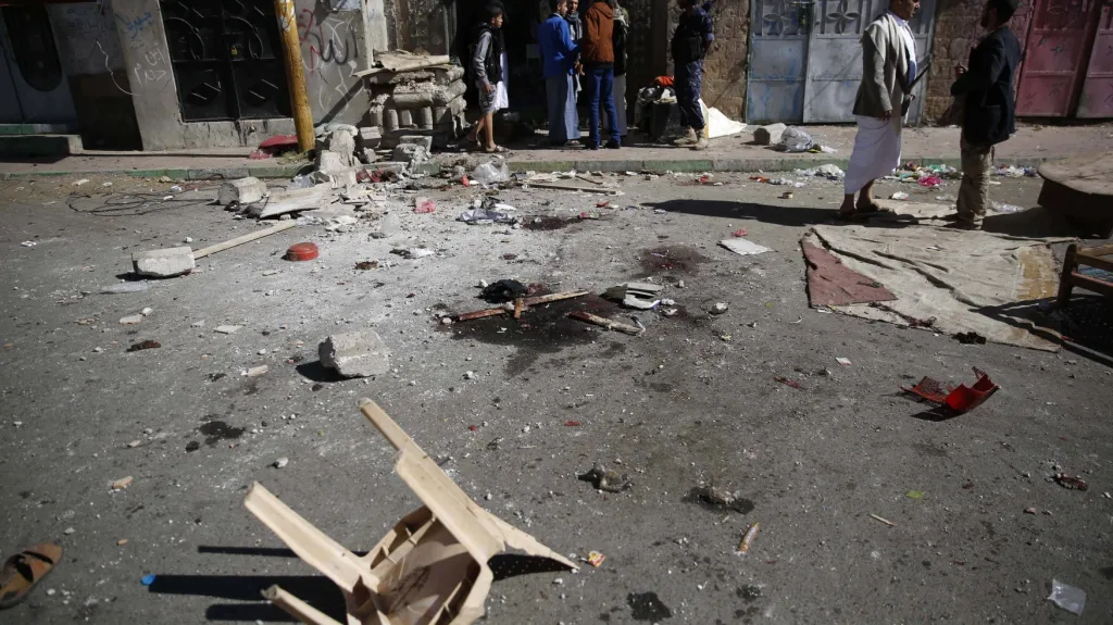 Následky náletů v jemenském Saná
